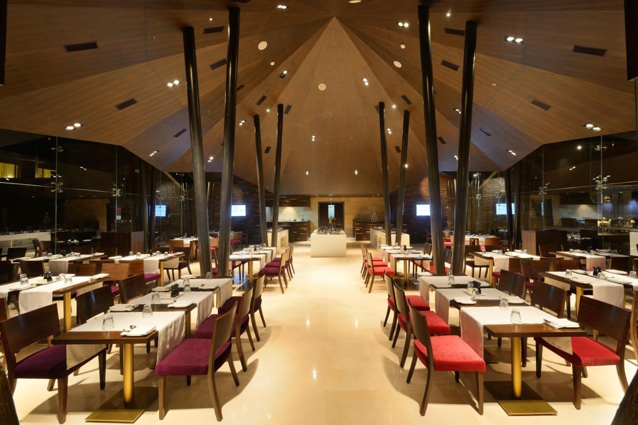 마라사 사로바 프리미어 호텔 티루파티 외부 사진 The interior of the restaurant