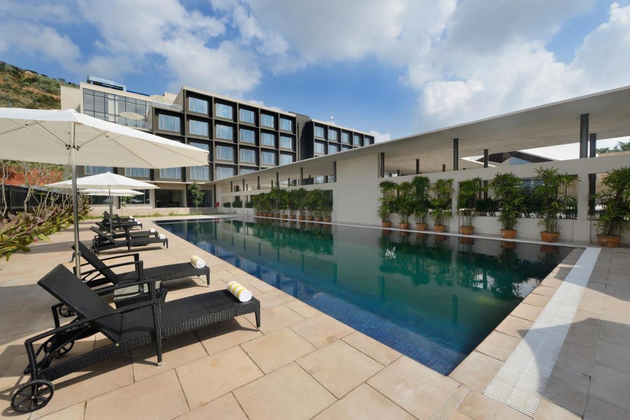 마라사 사로바 프리미어 호텔 티루파티 외부 사진 The swimming pool at the hotel