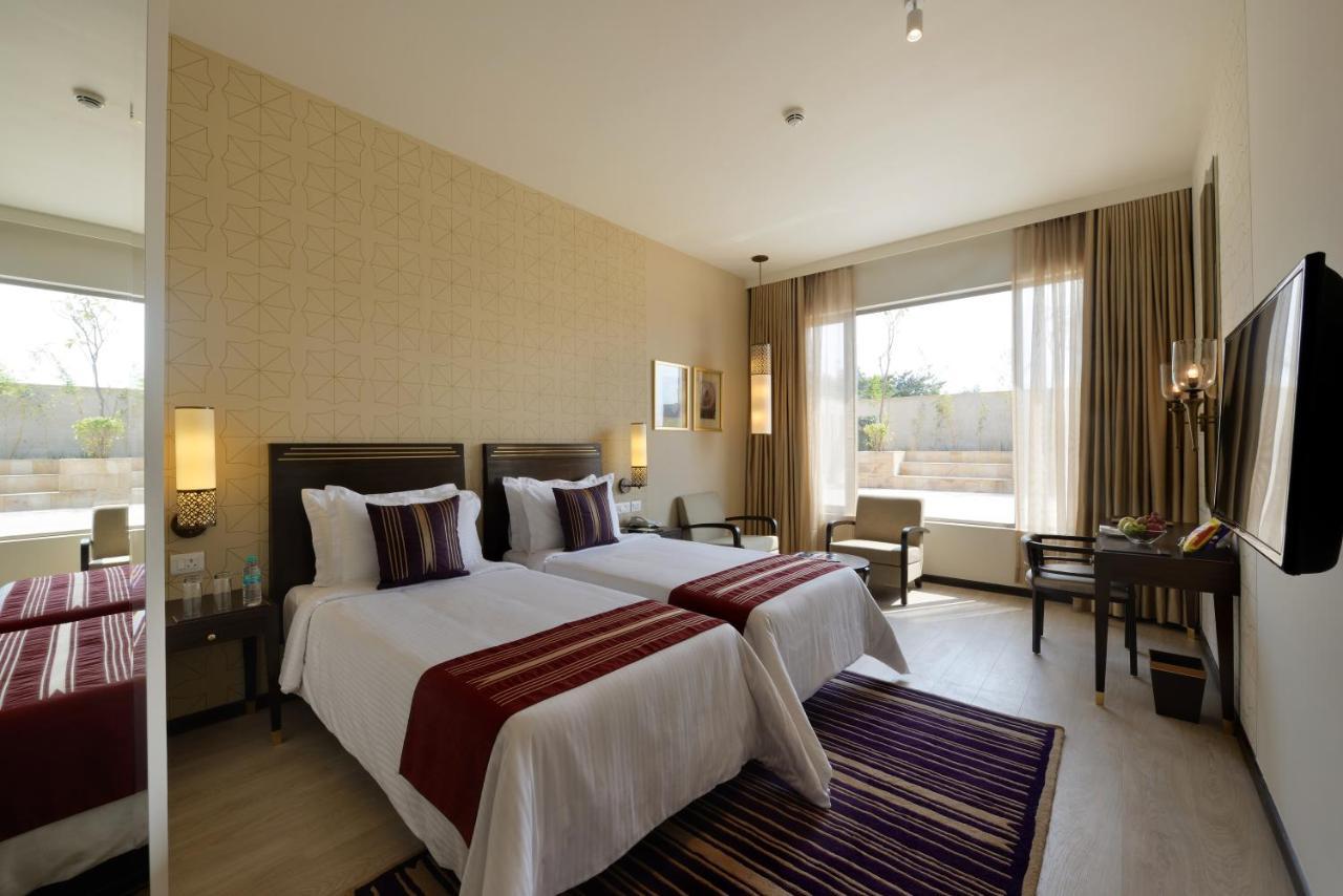 마라사 사로바 프리미어 호텔 티루파티 외부 사진 A room at the Taj Bengal