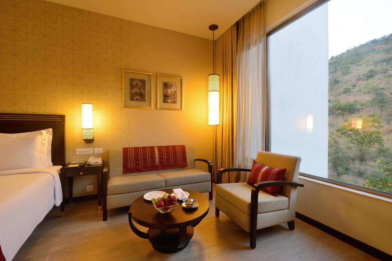 마라사 사로바 프리미어 호텔 티루파티 외부 사진 A room at the Taj Bengal