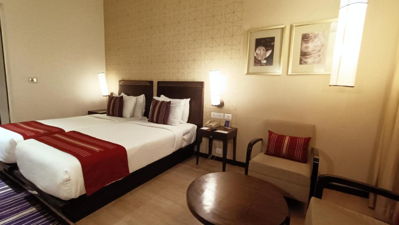 마라사 사로바 프리미어 호텔 티루파티 외부 사진 A room at the Taj Bengal