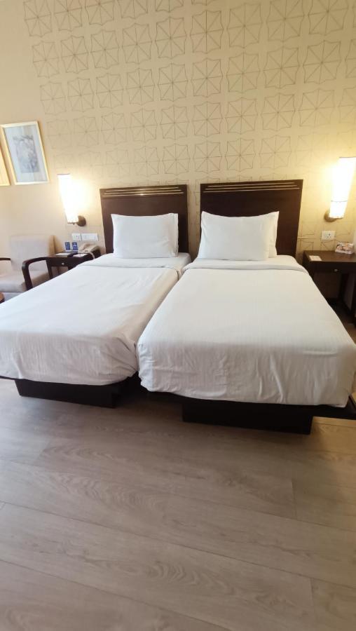 마라사 사로바 프리미어 호텔 티루파티 외부 사진 Two single beds