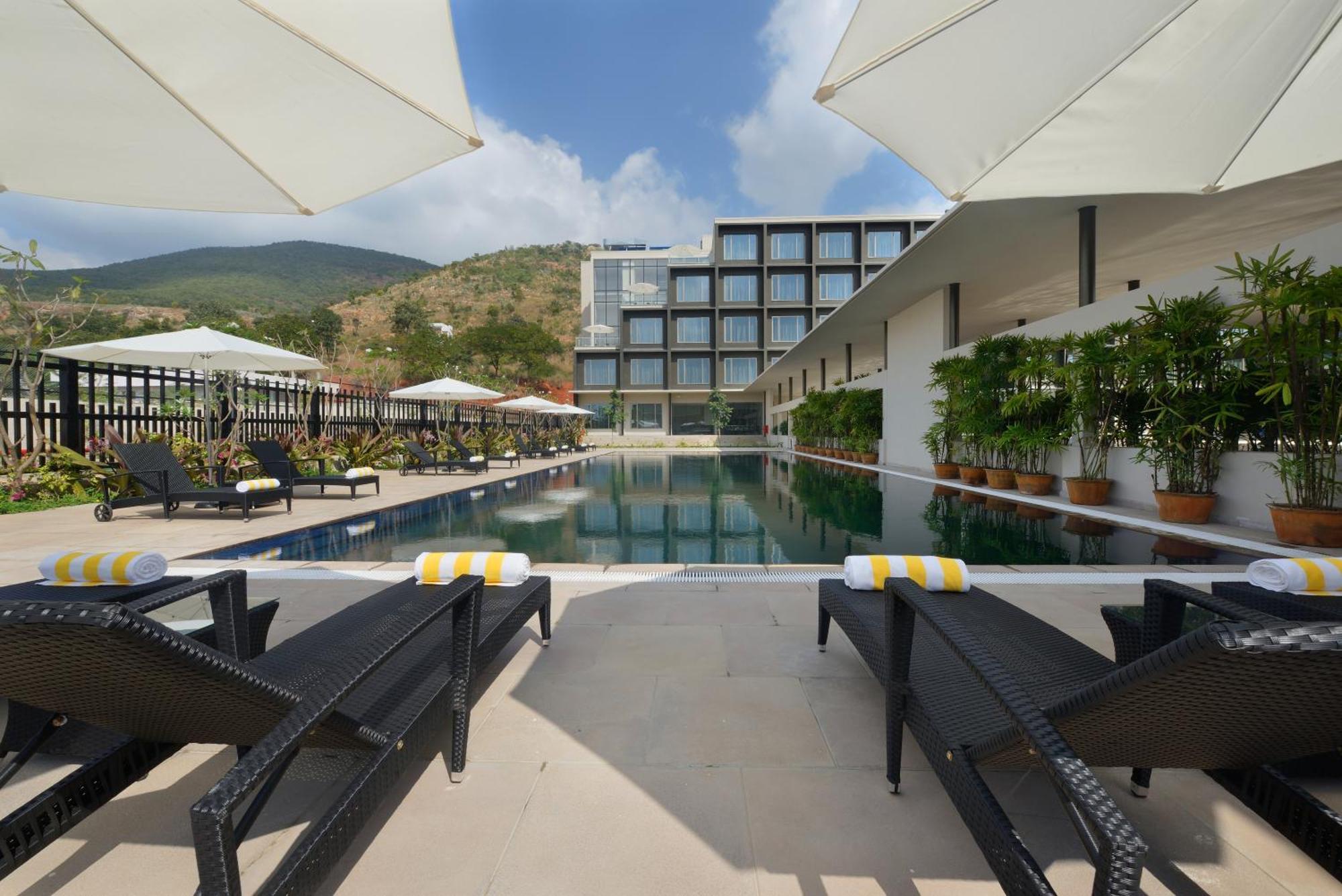 마라사 사로바 프리미어 호텔 티루파티 외부 사진 The swimming pool at the hotel