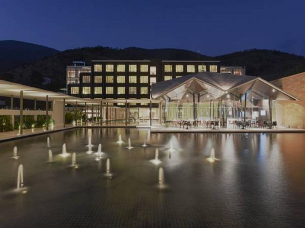 마라사 사로바 프리미어 호텔 티루파티 외부 사진 The hotel at night