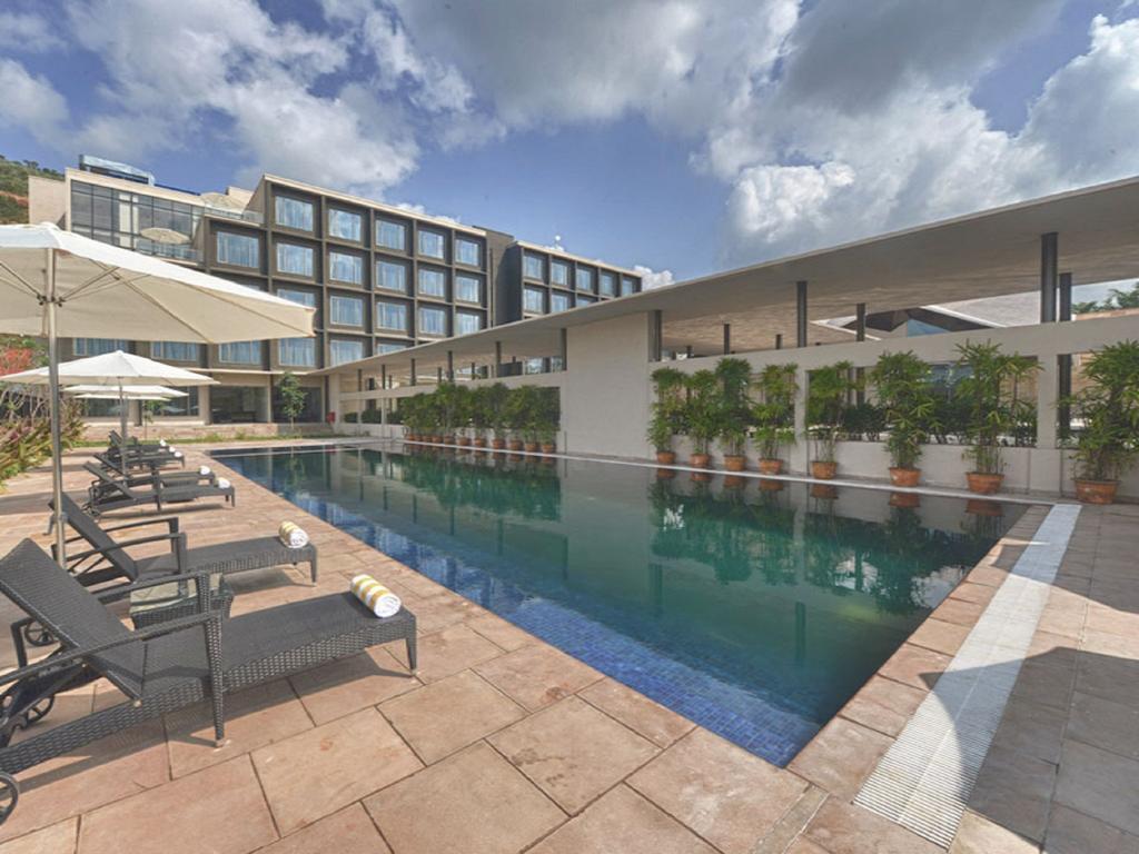 마라사 사로바 프리미어 호텔 티루파티 외부 사진 The swimming pool at the hotel