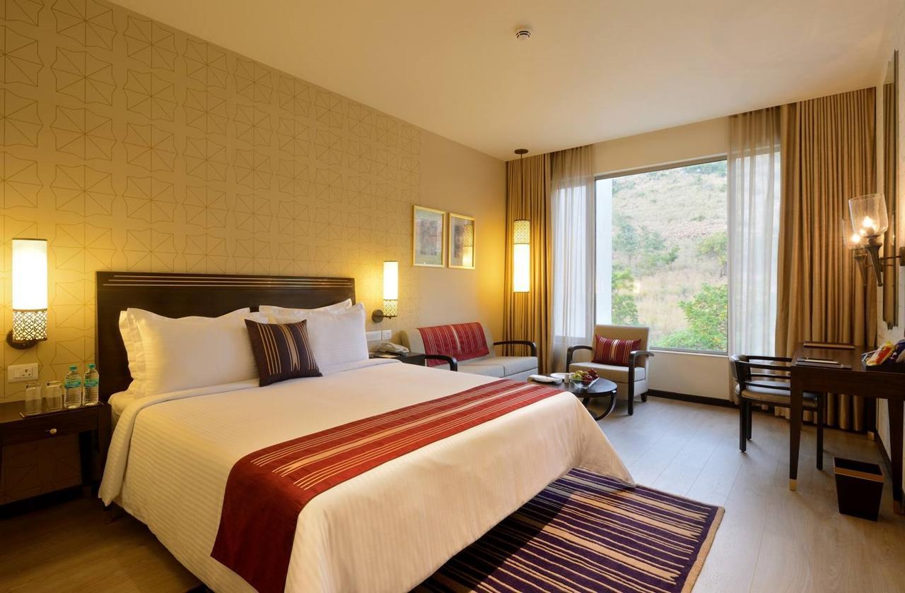 마라사 사로바 프리미어 호텔 티루파티 외부 사진 A room at the Taj Bengal