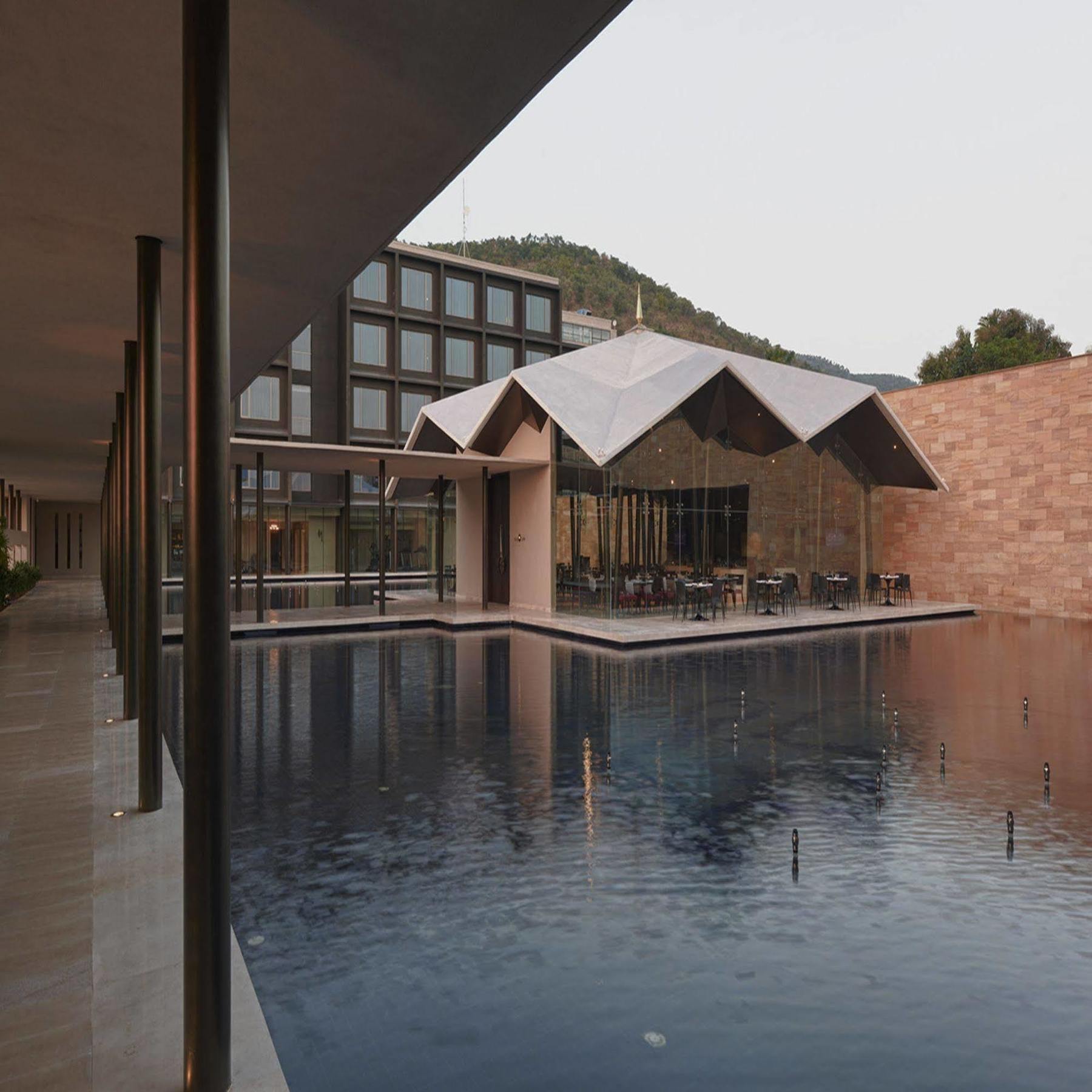 마라사 사로바 프리미어 호텔 티루파티 외부 사진 The hotel's lobby