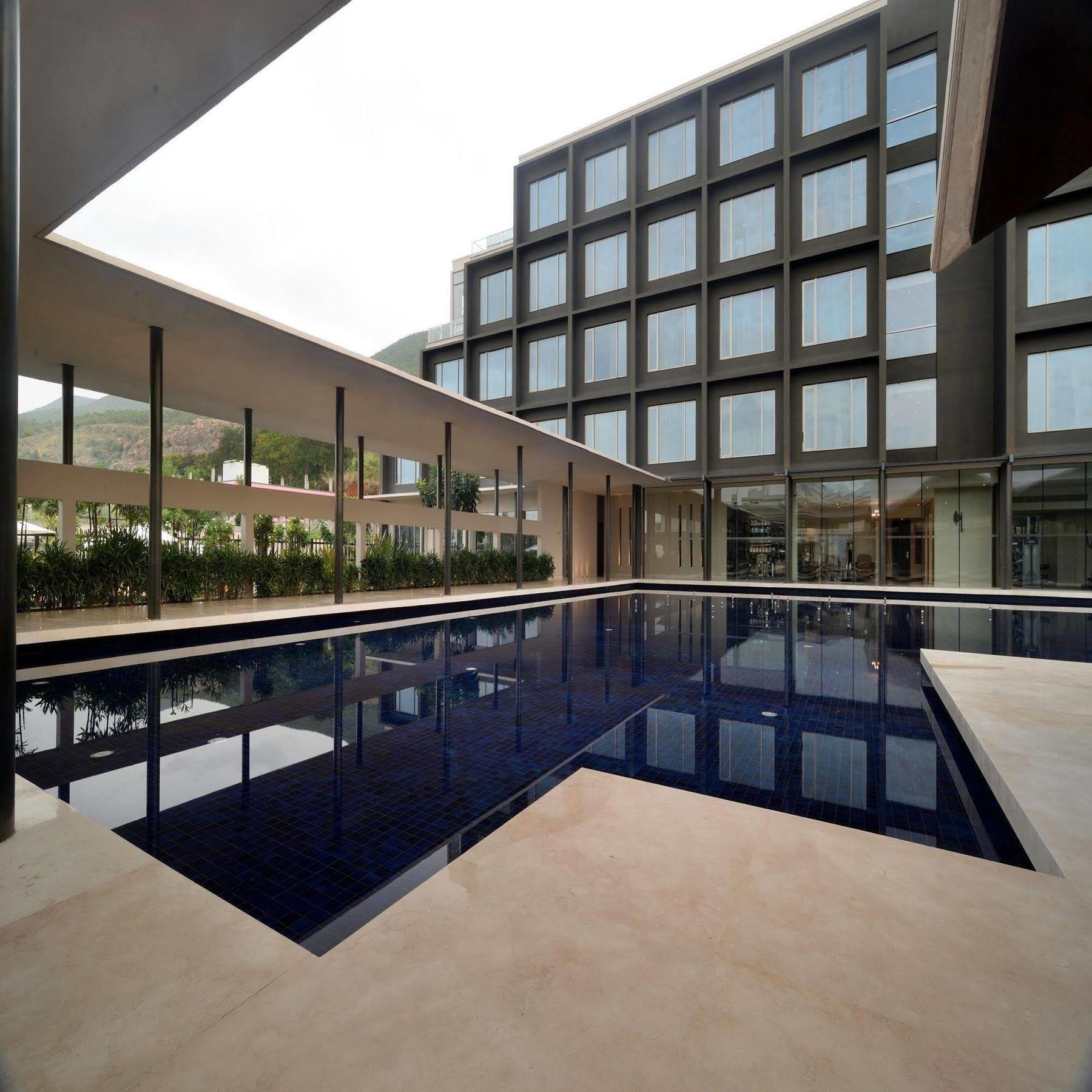 마라사 사로바 프리미어 호텔 티루파티 외부 사진 The courtyard of the hotel