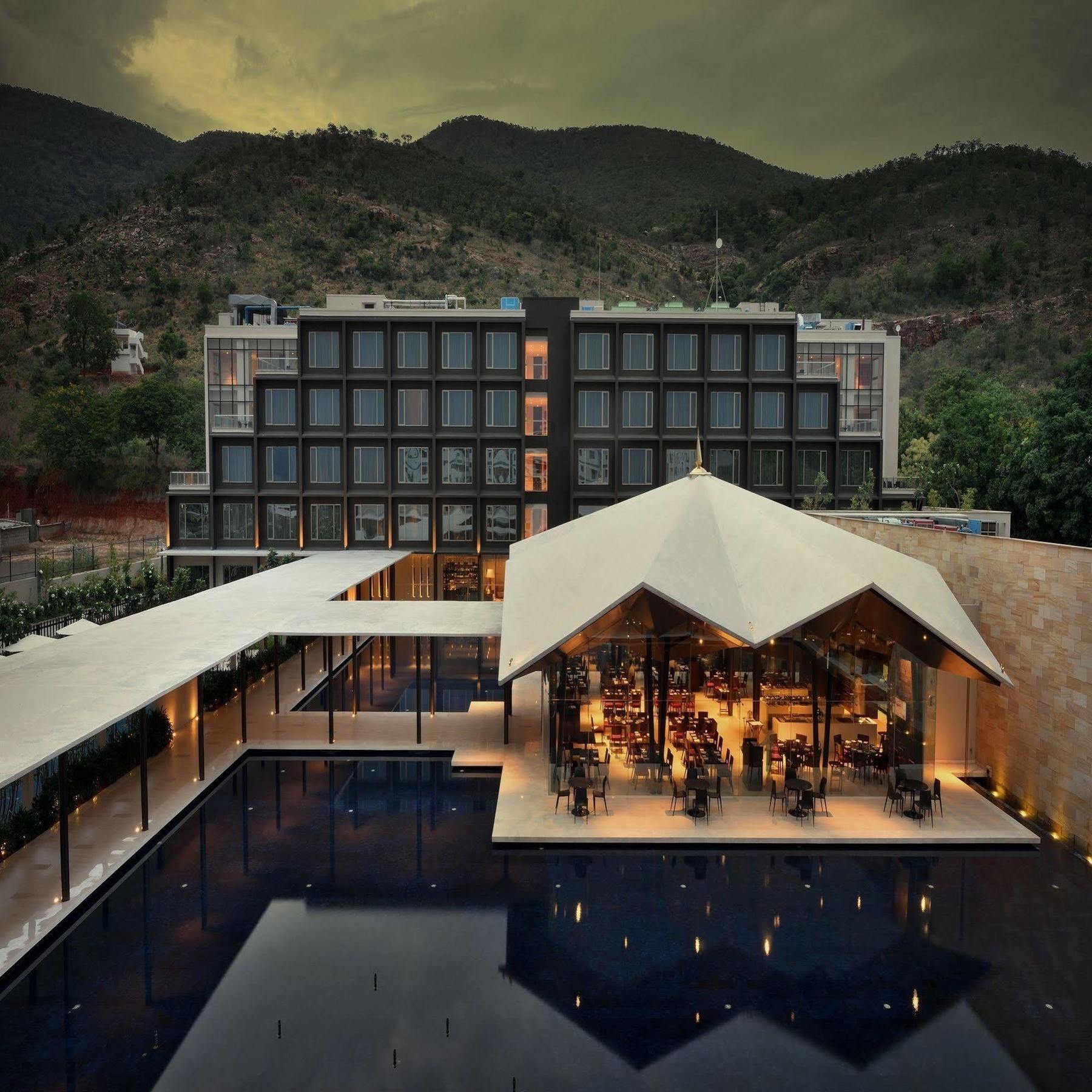 마라사 사로바 프리미어 호텔 티루파티 외부 사진 The hotel's main building