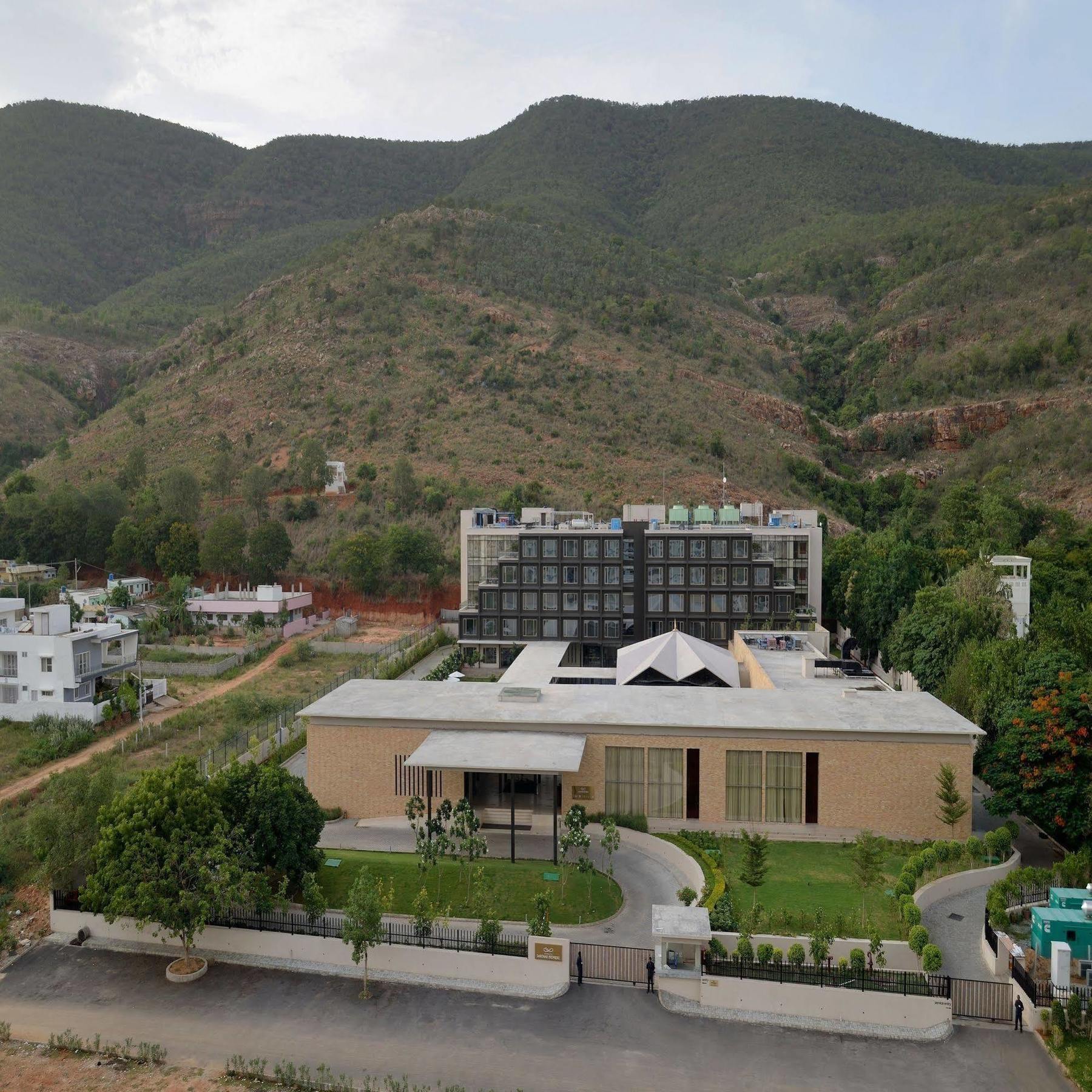 마라사 사로바 프리미어 호텔 티루파티 외부 사진 The new building of the University of Patras