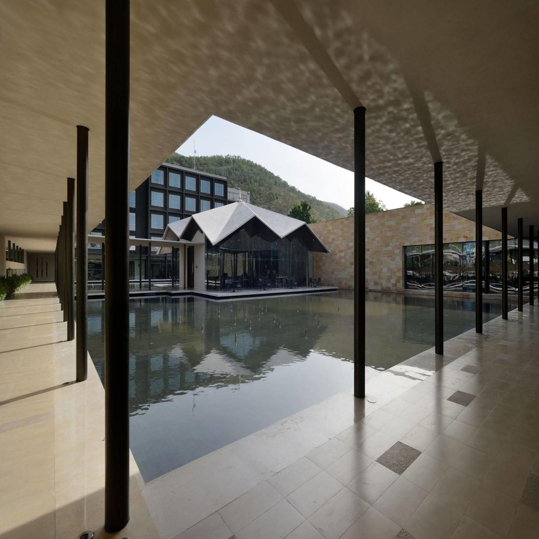 마라사 사로바 프리미어 호텔 티루파티 외부 사진 The hotel's interior