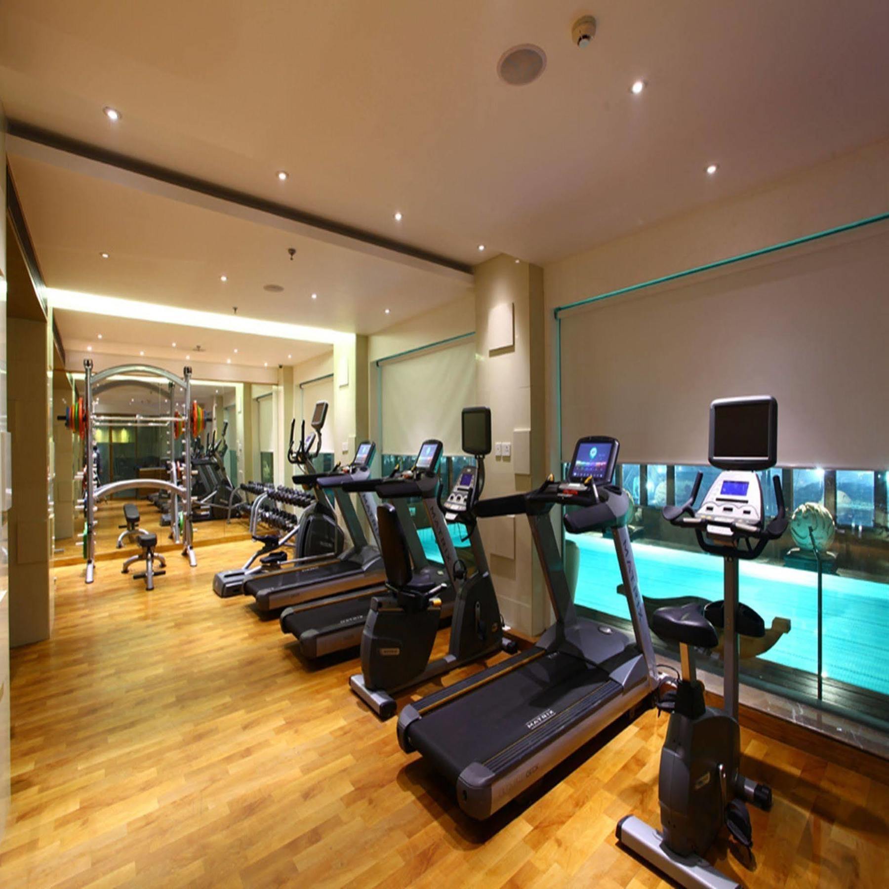 마라사 사로바 프리미어 호텔 티루파티 외부 사진 A gym in a hotel